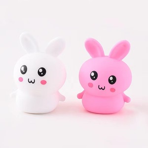 Juguete Antiestrés Creativo y Adorable en Forma de Conejo de Plástico Kawaii, de Compresión Lenta, Unisex, con Bola de Harina en Forma de Corazón - Product Image 4