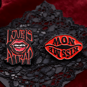 1/2個入り レッドセクシーリップデザインブローチ ゴシックラバーバッジ 白黒レトロピン ジャケット、帽子、バッグ用 ダークユーモアギフト - Product Image 3