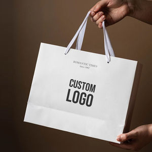 Sacs d'emballage de boutique imprimés de logo personnalisé Sac en papier à provisions de cadeau en carton blanc brillant pour bijoux de luxe vêtement avec poignée - Product Image 1