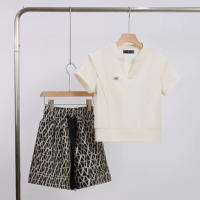 Ensemble deux pièces décontracté et sportif pour femmes grandes tailles, respirant et écologique, sweat à capuche col en V et pantalon large au-dessus du genou, 100 % polyester