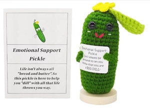 Divertidos pepinos de ganchillo con tarjetas de afirmaciones para un regalo inspirador y novedoso para el Día de la Madre y decoración de fiestas. Pepino de ganchillo divertido. - Product Image 5