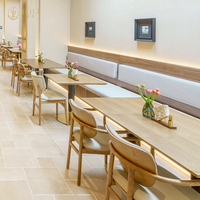 JEILI Factory Solutions : Ensemble table et chaises de restaurant au design moderne pour hôtels, avec banquette murale et plateau carré en bois
