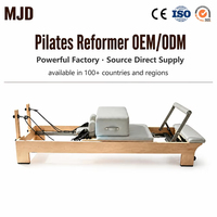 Lit de Pilates Reformer OEM avec barre verticale intégrée, cadre en bois, revêtement en cuir, logo et couleur personnalisés pour studio de Pilates et salle de sport