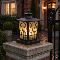 Lampe de poteau extérieure moderne de style européen avec cadre en arche croisée et verre cannelé