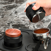 En gros, Tamper à expresso auto-nivelant à ressort avec poignée en noyer, 51 53 58mm, base ondulée en SS304, pour barista domestique et professionnel