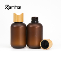 Botol Plastik Silinder PET Amber Frosted Berkualitas Tinggi 250ml Dengan Tutup Bambu Untuk Krim Wajah, Masker, Sampo, Losion, Penggunaan Kosmetik