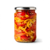 Pimientos en conserva mixtos (rojos y amarillos) en tarro de vinagre, sabor ácido, verduras en conserva, recipiente de vidrio para almacenamiento.