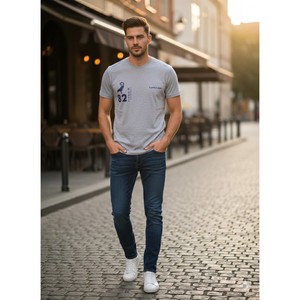 Camiseta de manga corta y cuello redondo, hecha de tela TC n.º 34S/J, 150-160 g/m², en color gris, con un diseño estampado en la parte delantera. (82 gris) - Product Image 3