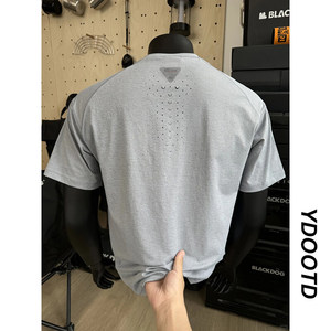 เสื้อยืดผู้ชายแบบแห้งเร็ว ลายฉลุเลเซอร์ ระบายอากาศได้ดี ทรงหลวม แขนเสื้อแบบแร็กแลน เหมาะสำหรับเล่นกีฬาและสวมใส่สบายๆ - Product Image 3