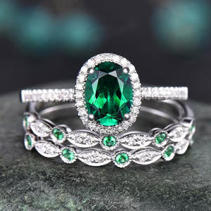 Anello di fidanzamento T0794 con smeraldo, montatura pavé in oro rosa, gioielli raffinati da donna, design floreale, diamanti taglio brillante rotondo - Product Image 2