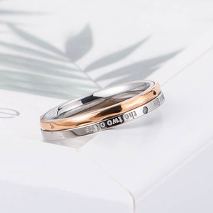 Anillos de Pareja de Acero Inoxidable, Chapados en Oro Rosa de 18K, con Letra Grabada e Incrustaciones de Circonio, Anillo de Boda Unisex - Product Image 1