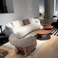 Canapé deux places moderne en velours crème, design compact pour petit espace, appartement, villa, salon, assise profonde, structure en bois massif, ensemble de canapés