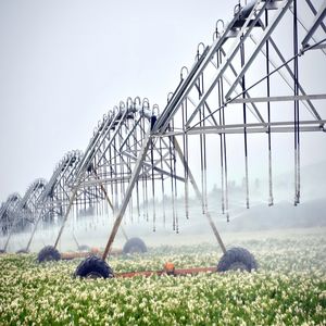Nuevo equipo agrícola con energía Solar, motor de bomba, caja de cambios, diseño de Metal de granja, sistema de riego de pivote central, máquina de fertirrigación - Product Image 4