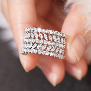 Anello Geometrico a Foglia per Donne, Gioiello Elegante e Scintillante per Matrimonio - Product Image 3