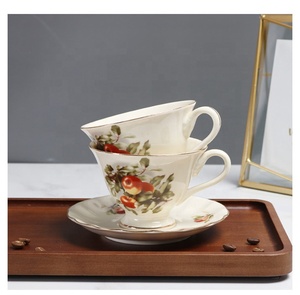 Promotion à prix réduit : Tasse à café en céramique motif pomme rouge rétro européenne avec bord doré et soucoupe - Product Image 6