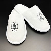 Chaussons d'hôtel jetables en polaire corail à bout fermé, doux et luxueux, avec broderie de logo personnalisé, semelle EVA, tailles adulte et enfant