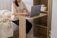 Bureau d'ordinateur moderne en panneaux de particules, design direct fabricant, avec étagères de rangement pliables et table rotative pour bureau à domicile