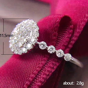 Anello di fidanzamento rotondo con zirconi cubici da donna, fascia in cristallo simulato alla moda con stile classico - Product Image 5