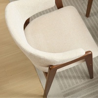 Chaise de salle à manger en bois d'hévéa de style nordique moderne, dossier et accoudoirs souples, structure en bois massif, revêtement en tissu pour la maison, le café et le restaurant