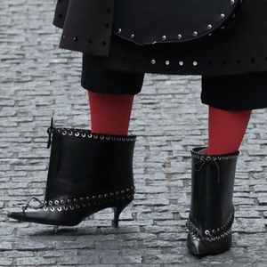 Bottines à talons bas pour femmes, à lacets, coupe ample à la cheville, avec découpes larges et trous métalliques décoratifs, bout pointu et nœud avant - Product Image 1