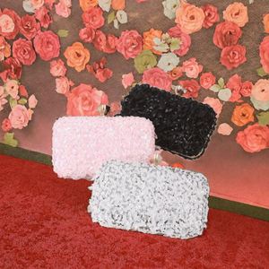 Bolsa de pulso bordada de alta calidad estilo étnico ideal para bodas, fiestas y como bolso de mano. Perfecta para regalar. - Product Image 3