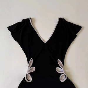 Kadınlar İçin Günlük Örme Yazlık V Yaka Kısa Kollu Yan Kesimli Bluz - Product Image 3