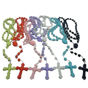 Hot Luminous Cross Halskette Religiöser katholischer Schmuck Kunststoff Glowing Rosenkranz Halskette Großhandel