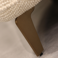 Fauteuil d'appoint moderne rembourré en tissu beige avec pieds en bois et métal pour hall d'hôtel