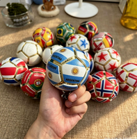 Porte-clés personnalisable en forme de bouton de décompression de football, cadeau promotionnel miniature pour les fans de sport