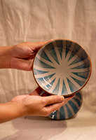 Bol en céramique artisanal en grès cuite à haute température, motif tribal, rayures bleu turquoise, texture craquelée, compatible four et micro-ondes, durable