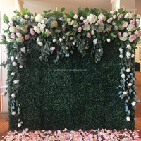 Panneau mural floral 3D vert et blanc MoKtong avec roses artificielles en soie, verdure et feuilles de fougère pour toile de fond de mariage ou de fête éco-responsable