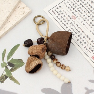 กระดิ่งลมทำมือจากเปลือกผลไม้ธรรมชาติ รูปทรงพืช ใช้เป็นพวงกุญแจ กระเป๋าเป้ หรือของตกแต่ง - Product Image 2