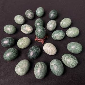 Venta al por mayor de huevo de jade Xiuyu de cristal verde pulido, piedra natural curativa, para la palma de la mano - Product Image 2