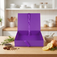 Boîte cadeau rigide en forme de livre avec ruban, insert en papier artistique violet, matériaux recyclés, gaufrage, pelliculage mat, revêtement UV