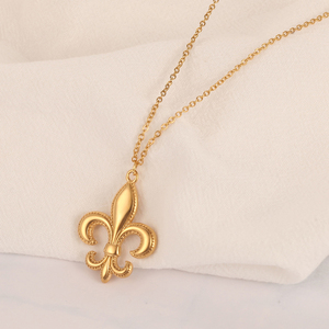 Collana con Pendente Fleur De <span class=keywords><strong>Lys</strong></span> in Acciaio Inossidabile Personalizzata Placcata Oro 18k - Product Image 1
