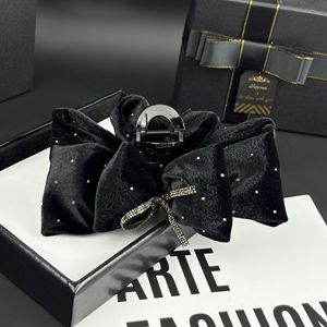 Fugitive Princess Fermaglio per capelli grande da donna in velluto di cristallo nero con fiocco, di alta qualità, rosso Capodanno, a forma di testa di squalo - Product Image 2