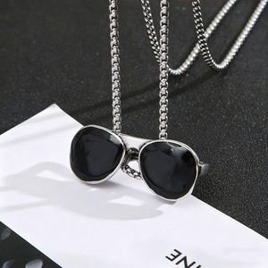Collier pendentif lunettes de soleil Yunnique en acier inoxydable, chaîne de pull unisexe géométrique tendance - Product Image 3