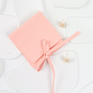 Pochette à bijoux en microfibre suédée rose MOJIU 8*8cm avec boîte, emballage et présentoir élégants pour boucles d'oreilles et accessoires - Product Image 1