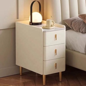 ราคาขายส่ง โต๊ะข้างเตียงไม้จริงขนาดเล็กสามลิ้นชัก ดีไซน์เรียบง่ายทันสมัย สำหรับใช้ในห้องนอนที่บ้าน - Product Image 1