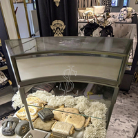 Vitrine de présentation de bijoux en acier inoxydable incurvée pour la conception de magasins de bijoux