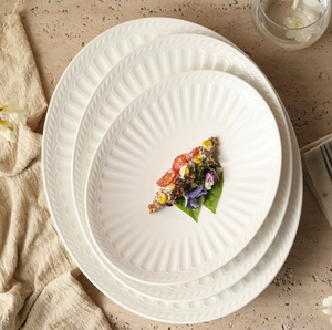 Assiettes ovales en porcelaine blanche de luxe, style romain, gaufrées, grand format 14 pouces, pour hôtels haut de gamme, idéales pour les steaks et les pâtes, avec logo personnalisé. - Product Image 1