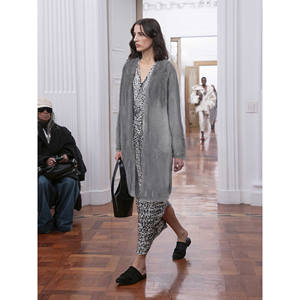 Abrigo de Piel Tejido a Mano Estilo Francés Vintage, Corte Ajustado, para Embarazadas, de Lana/Viscosa, con Líneas Decorativas - Product Image 1