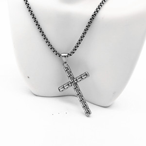 Yunnique – collier avec pendentif croix en acier inoxydable, design géométrique unisexe, bijoux à la mode - Product Image 4