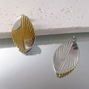 ต่างหูรูปใบไม้สองสีทรงเรขาคณิต ทอง เงิน โลหะ สำหรับงานปาร์ตี้ เครื่องประดับแฟชั่นสำหรับผู้หญิง - Product Image 2