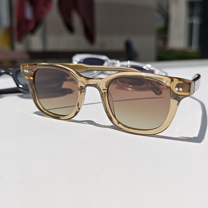 ชัดเจนสีน้ำตาล