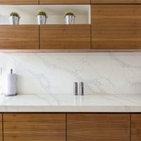 Comptoirs de cuisine modernes YDSTONE dalle de quartz blanc Calacatta pierre artificielle polie dalles de comptoir d'île à bas prix