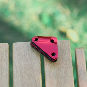 Boucle triangulaire en alliage d'aluminium pour paracorde, rouge et noir, 43 mm x 32 mm, pour utilisation en extérieur avec tentes, bâches et cordes anti-vent - Product Image 1