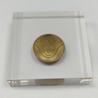 Pièce de monnaie en laiton incrustée dans un bloc acrylique transparent sur support de présentation – Décoration de bureau style vintage, objet de collection, presse-papiers