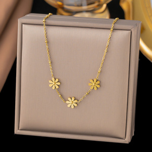 Venta caliente exquisita mujer impermeable 18K chapado en oro <span class=keywords><strong>de</strong></span> acero inoxidable letra mariposa colgante collar joyería <span class=keywords><strong>de</strong></span> moda - Product Image 2