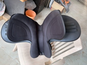 Selle d'équitation de saut de qualité supérieure - Arbre en plastique - Entièrement recouverte de cuir souple - Selle anglaise - Product Image 3